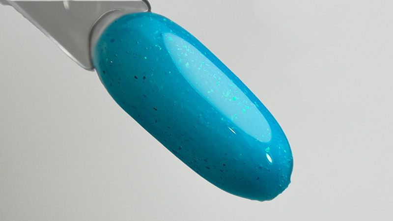 Блискучий бірюзовий гель-лак, нанесений на тіпс Блискучий бірюзовий гель-лак, нанесений на тіпс